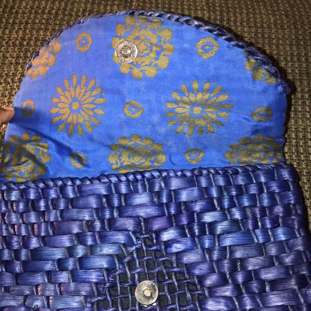 Blue woven clutch - Picture 3 of 3